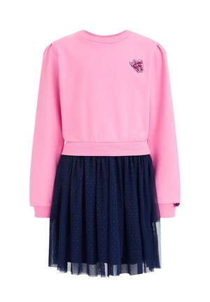 Rosa langärmliges Oberteil mit einem kleinen Schmetterling auf der Brust, kombiniert mit einem dunkelblauen Rock mit transparentem Punktemuster.
