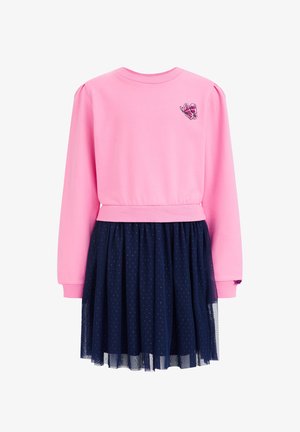 Rosa langärmliges Oberteil mit einem kleinen Schmetterling auf der Brust, kombiniert mit einem dunkelblauen Rock mit transparentem Punktemuster.