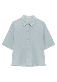 Camicetta azzurra chiara a maniche corte realizzata in un tessuto testurizzato. Presenta una chiusura con bottoni e un colletto classico. Vestibilità comoda.