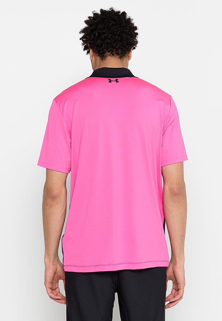 Rosa Poloshirt mit kurzen Ärmeln und schwarzem Kragen. Hergestellt aus glattem, leichtem Stoff. Mit einem Under Armour Logo auf der Rückseite.