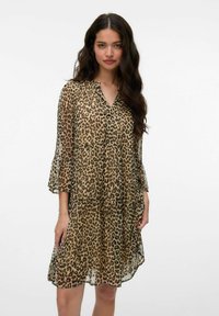 Abito in stampa leopardata realizzato in un tessuto leggero e trasparente, con scollatura a V, maniche a campana e design a strati, caratterizzato da una silhouette ampia e fluida.