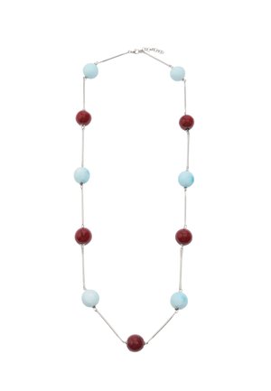 Naszyjnik z naprzemiennie ułożonymi okrągłymi, jasnoniebieskimi i ciemnoczerwonymi koralikami połączonymi cienkimi srebrnymi prętami oraz srebrnym zapięciem.