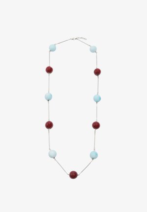 Naszyjnik z naprzemiennie ułożonymi okrągłymi, jasnoniebieskimi i ciemnoczerwonymi koralikami połączonymi cienkimi srebrnymi prętami oraz srebrnym zapięciem.
