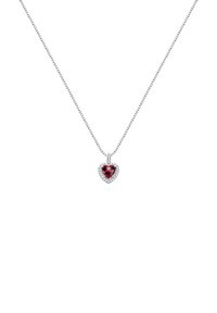 Collana con pendente a forma di cuore, dotata di un gemma rossa circondata da gemme trasparenti, su una catena d'argento. Design elegante e finitura lucida.