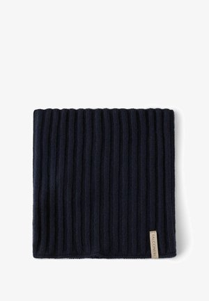 Dunkelblauer, gerippter Strickschal mit weicher Textur und einem kleinen Stoffetikett mit Markennamen in der unteren Ecke.