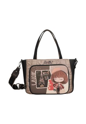 Bolso tote acolchado gris con detalles en negro, que presenta ilustraciones y textos caprichosos. Incluye asas dobles y una correa de hombro desmontable.