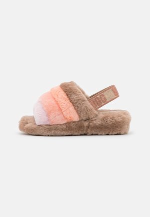 Chausson en peluche à bout ouvert avec dessus en fourrure rayée marron, pêche et rose et bride arrière élastique sur semelle marron douce.
