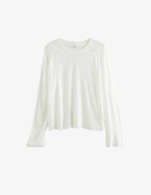 Valkoinen neulepusero, jossa on ribbireuna, pitkät raglan-hihat ja pyöreä kaula-aukko. pehmeä kangas, hieman löysä malli. Brändilappu näkyvissä.