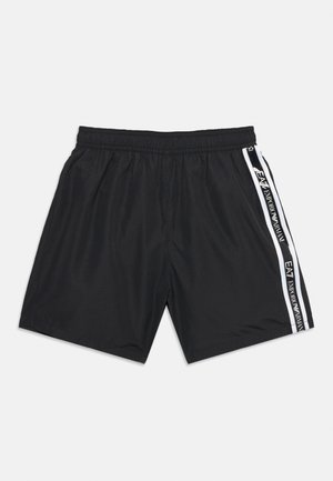 Sorte atletikshorts med elastisk talje og hvide sidestriber med "EA7 Emporio Armani"-branding.