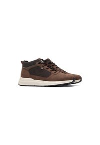 Zapatos marrones de media altura que presentan una mezcla de nobuk suave y materiales de malla, cordones negros, una suela blanca y una suela externa de goma texturizada.