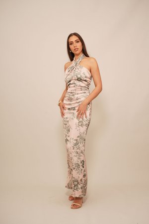 Robe sans manches en satin rose à motifs floraux, avec un design à encolure ras du cou, une silhouette ajustée et une longueur aux chevilles. Présente des motifs floraux verts.