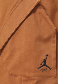 Jordan CHICAGO PANT - Hlačami s stranskimi žepi - british tan
