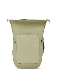 Zaino verde con roll-top, caratterizzato da una texture liscia, tasca frontale con zip, fibbia laterale, dettaglio del logo e design minimalista.