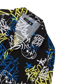 Maglietta nera a maniche corte con vivaci motivi in stile graffiti blu, bianco e verde lime. Include un colletto e un'etichetta con la scritta "Terranova XL."