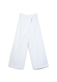 Pantaloni bianchi a gamba larga con un design asimmetrico, dotati di chiusura laterale a bottone e una texture del tessuto liscia.
