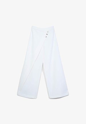 Pantaloni bianchi a gamba larga con un design asimmetrico, dotati di chiusura laterale a bottone e una texture del tessuto liscia.