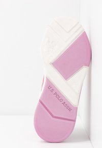 Podešev boty s bílým základem a růžovými akcenty. Strukturovaný design s viditelným logem "U.S. POLO ASSN." a vzorem rýh pro lepší přilnavost.