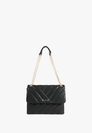 Borsa a tracolla nera trapuntata con una catenina dorata. Presenta una chiusura a pattina e una finitura in pelle liscia. Il marchio è visibile sul fronte.