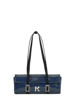 Rechteckige glänzende dunkelblaue Handtasche mit langen schwarzen Trägern und silbernen Schnallen, mit silbernem "K" Logo vorne.