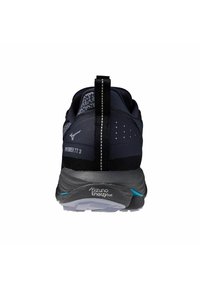 Zapatillas de running para hombre con parte superior de malla azul oscuro, acentos grises, talón texturizado, detalles reflectantes y suela que proporciona soporte. Cuenta con la tecnología Mizuno Enerzy.