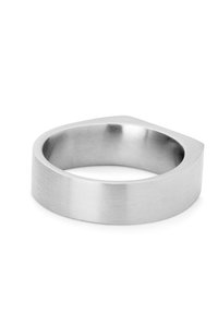Elegant, børstet rustfritt stålring med en flat, geometrisk form og en svakt skråkantet toppkant. Glatt tekstur, minimalistisk design.