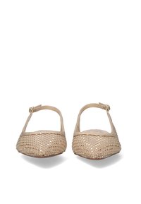 Bailarinas beiges trenzadas con correas de tobillo y punta redondeada, que presentan una superficie texturizada y un diseño minimalista.