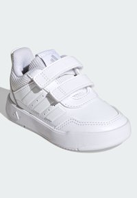 Valge spordijalanõu sünteetilise pealiskihi, võrgust keele, kahe reguleeritava takjakinnituse, tekstuursete detailide ja kummist tallaga.