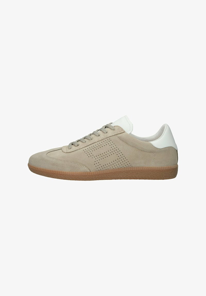 Zapatilla de ante beige con un talón de cuero blanco, diseño perforado y cordones beige. Presenta una suela de goma texturizada para un mejor agarre.