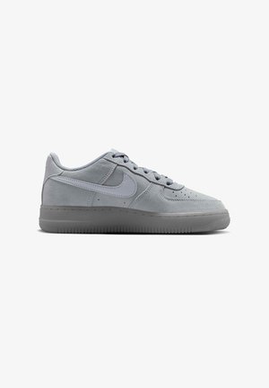 Národní boty Nike Air Force 1 v světle šedém semišovém provedení, s hladkým povrchem, zaoblenou špičkou, systémem šněrování a tónovanou gumovou podešev s protiskluzovým vzorem.