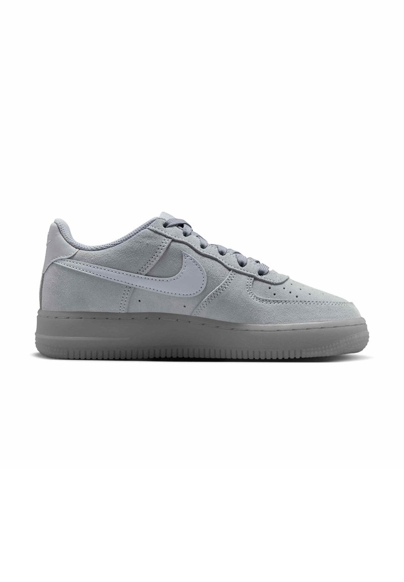Národní boty Nike Air Force 1 v světle šedém semišovém provedení, s hladkým povrchem, zaoblenou špičkou, systémem šněrování a tónovanou gumovou podešev s protiskluzovým vzorem.