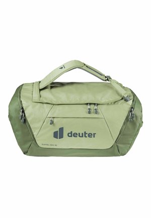 Groene sporttas van stevig materiaal, gestructureerd ontwerp, dubbele handgrepen bovenaan, ritszakken en bedrukt logo "deuter" aan de zijkant.