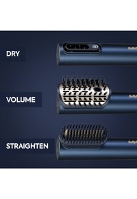 Drei abnehmbare Haarstyling-Aufsätze mit den Bezeichnungen Trocken, Volumen und Glätten, jeweils mit unterschiedlichen Bürsten- oder Kamm-Designs auf dunkelblauem Hintergrund.