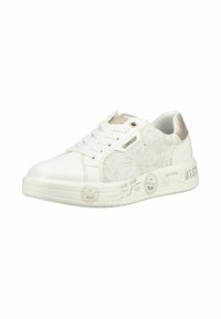 Baskets basses blanches avec panneaux latéraux en dentelle, lacets blancs, languette de talon beige et semelle en caoutchouc marquée avec logos et texte estampés.