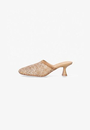 Beige slip-on mule schoen met lage gebogen hak en bovenwerk bedekt met glanzende pailletten op een witte achtergrond.