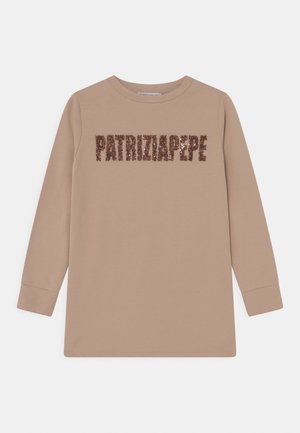 Beżowa koszula z długim rękawem wykonana z miękkiej tkaniny, z nazwą marki "PATRIZIA PEPE" napisaną brązowymi cekinami na piersi.