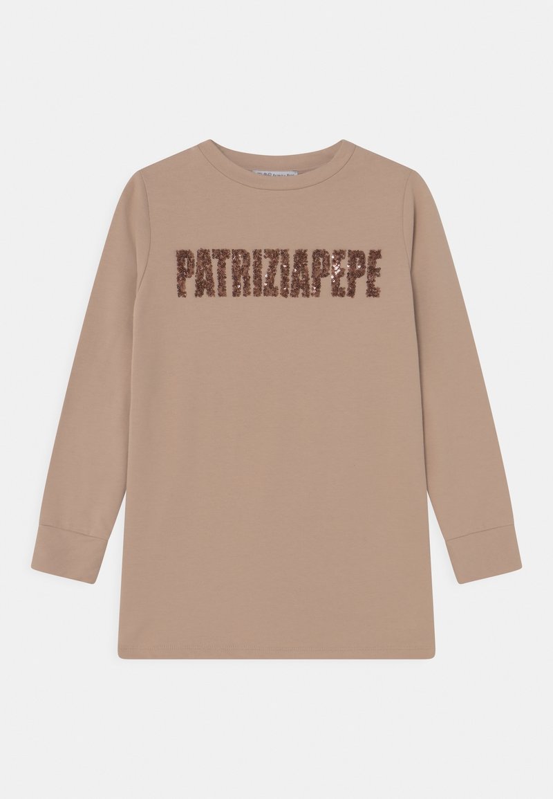 Beżowa koszula z długim rękawem wykonana z miękkiej tkaniny, z nazwą marki "PATRIZIA PEPE" napisaną brązowymi cekinami na piersi.
