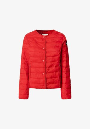 Rote Steppjacke mit Rundhalsausschnitt, gesteppter Optik und Druckknopfverschluss. Enthält ein Logopatch am linken Ärmel.