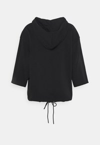 Haut à capuche noir court avec des manches trois-quarts et un cordon de serrage à l'ourlet, présenté de dos sur un fond blanc.