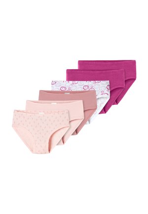 Sei paia di slip da donna in tonalità di rosa e viola, con un paio caratterizzato da uno sfondo bianco con motivi a cerchi rosa.