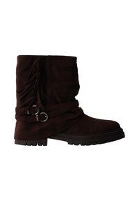 Botte mi-mollet en daim brun foncé avec un léger effet froissé, deux sangles décoratives avec anneaux métalliques, et une semelle noire robuste.