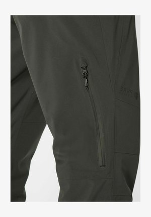 Pantalones softshell verde oscuro con un bolsillo lateral con cremallera, textura suave y un diseño elegante con un logo en el lateral.