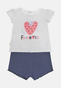 Camiseta de manga corta gris a rayas con un gráfico de corazón de fresa en color rosa y texto "FRAMBOISE", combinada con pantalones cortos azul marino con dobladillo ondulado.