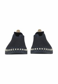 Marine slip-on schoenen met een geperforeerde bovenkant, contrasterende witte stiksels en een tan trekstrip voor gemakkelijke bediening. Platte rubberen zool met tekstuur voor grip.
