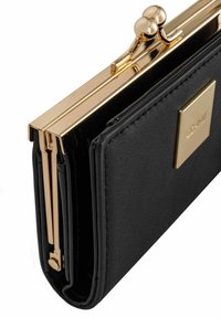 Czarna skórzana torebka-portfel z metalowymi akcentami w kolorze złotym, z zapięciem na klamrę oraz prostokątnym kształtem i minimalistycznym wzornictwem.