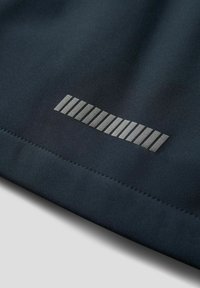 Tissu bleu marine foncé avec une texture lisse. Présente un motif de bandes réfléchissantes sur le bord, avec des lignes verticales en argent.