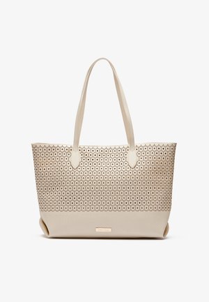 Sac fourre-tout beige avec un motif floral découpé au laser et une texture lisse. Deux anses robustes et une plaque de logo à la base. Design spacieux.