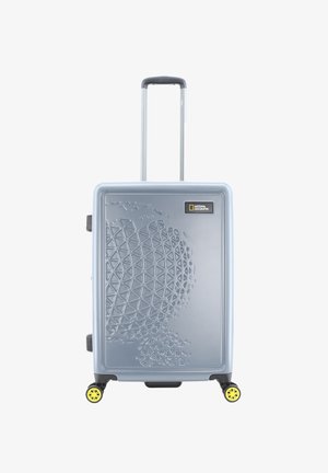 Hartschalenkoffer in Grau mit strukturiertem Globusdesign, Doppelrädern und einem ausziehbaren Metallgriff. Gelbe Akzente an den Rädern.