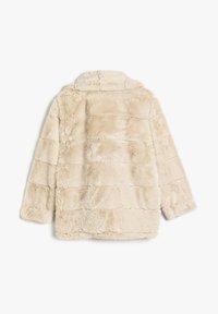 Beige Kunstpelzmantel mit einem Kragen, langen Ärmeln und horizontal gestreiftem Muster auf der Rückseite, aus weichem und plüschigem Material.