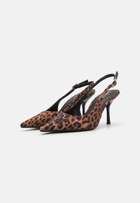 Leopardenmuster Slingback-Absätze mit spitzem Zeh, schwarzem Absatz und verstellbarem Knöchelriemen. Hergestellt aus weichem, strukturiertem Stoff.