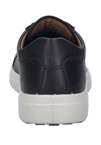 Czarne skórzane sneakersy o gładkiej fakturze, biała gumowa podeszwa, minimalistyczny design oraz zaokrąglony tył z subtelnymi detalami w przeszyciach.